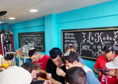 grupo de jovenes escogiendo su comida en el restaurante kosher de malaga la kaña